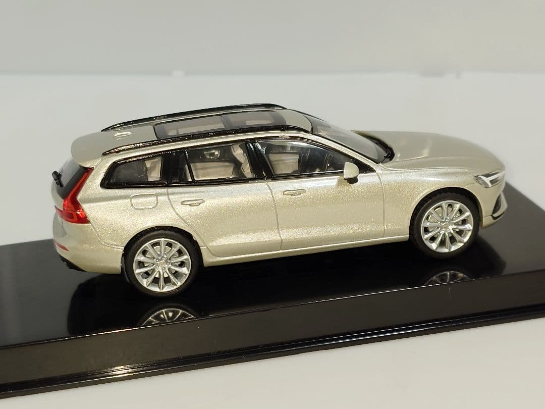 NOREV VOLVO V60 1/43 ミニカー カラーサンプル