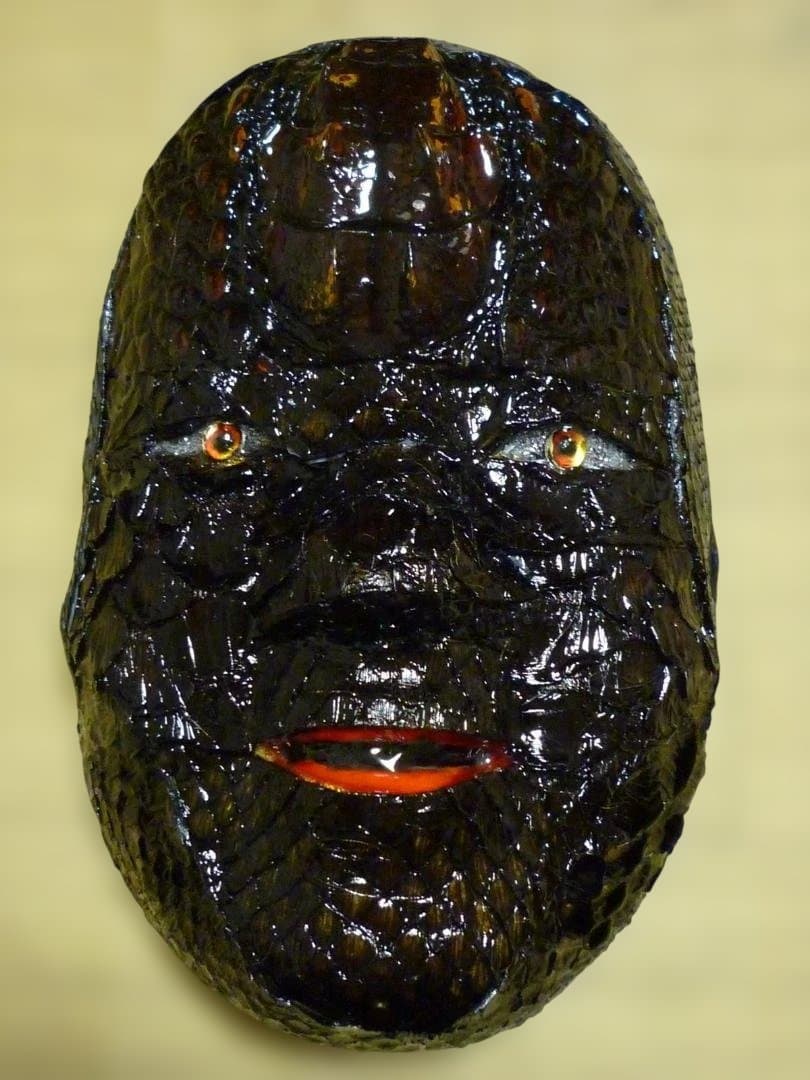 小面の面表面にワニ革（カイマン）と蛇革（パイソン）を張った作品