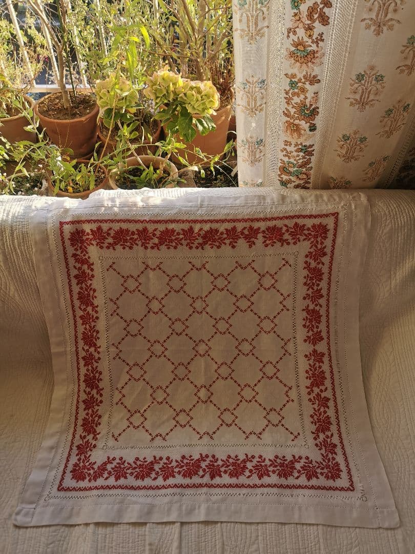 アンティークフランス ダマスク織 四つ葉紋クロス 赤糸小花✙＃刺繍 レッドワーク