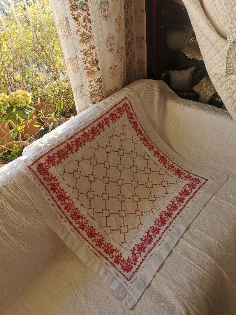 アンティークフランス ダマスク織 四つ葉紋クロス 赤糸小花✙＃刺繍 レッドワーク