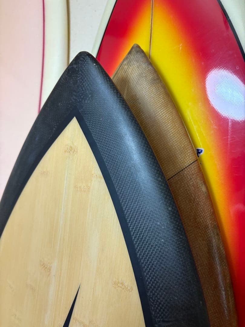 貴重な最新型ライトニングボルトバンブー素材のショートボード 黒い稲妻デザイン