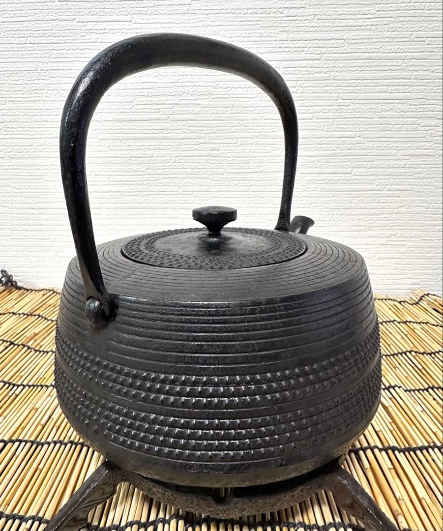 未使用品、長期保管品　南部鉄器共同組合販売　肩平型アラレ　南部鉄瓶　南部鉄器