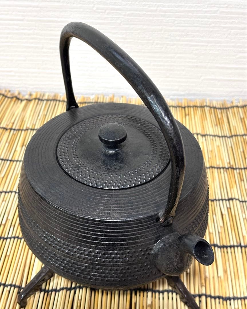 未使用品、長期保管品　南部鉄器共同組合販売　肩平型アラレ　南部鉄瓶　南部鉄器