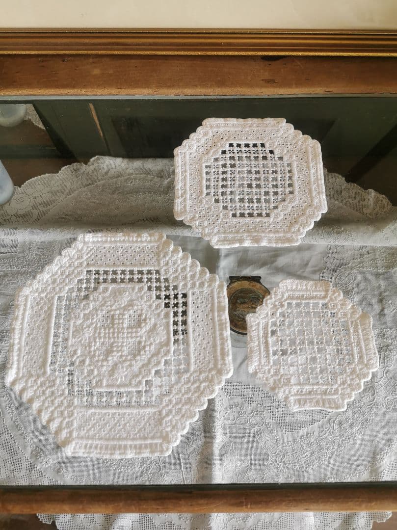 アンティーク北欧 ハーダンガー緻密な総刺繍レースコースター スクエアドイリー