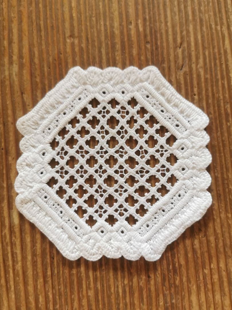 アンティーク北欧 ハーダンガー緻密な総刺繍レースコースター スクエアドイリー