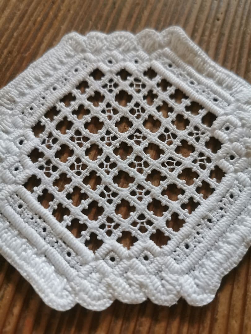 アンティーク北欧 ハーダンガー緻密な総刺繍レースコースター スクエアドイリー