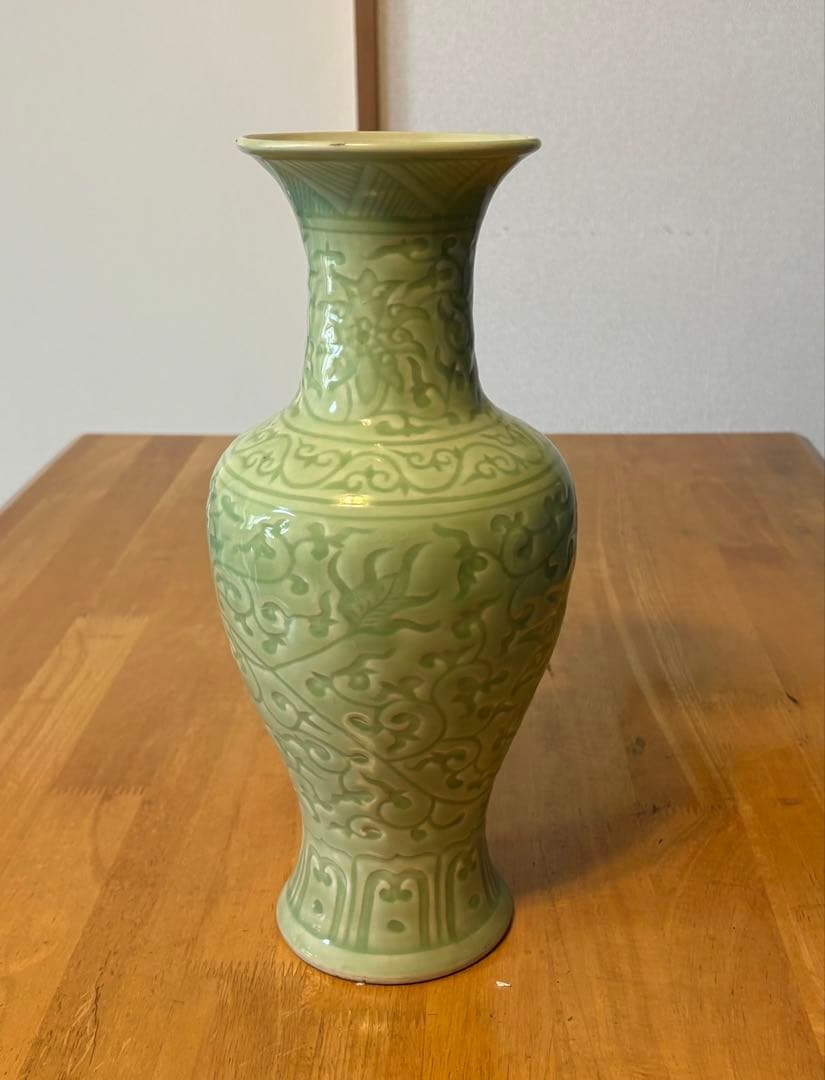 淡い緑色の彫刻模様の花瓶