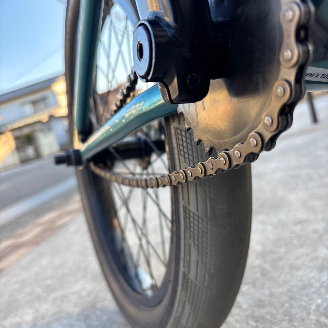 青緑色 BMX バイク