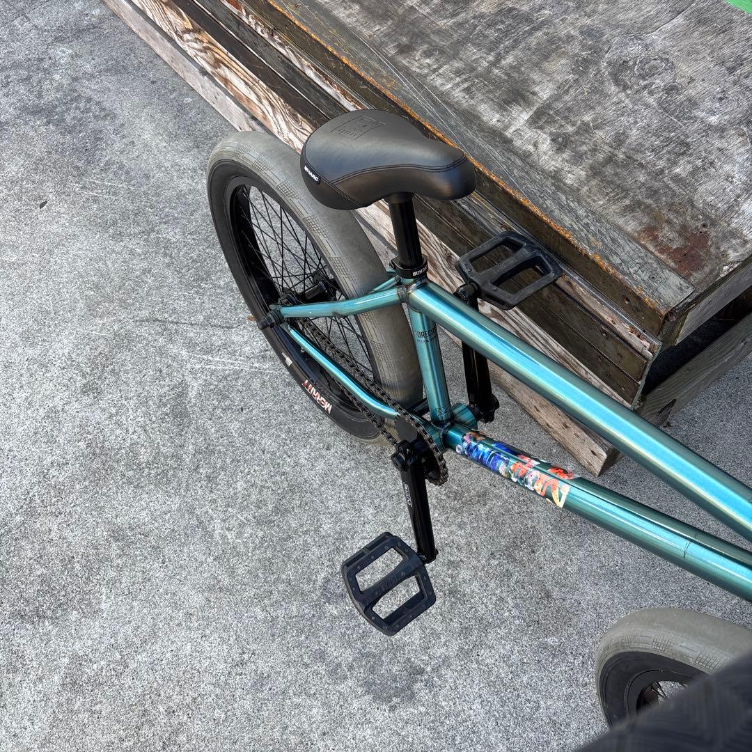 青緑色 BMX バイク