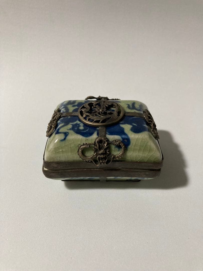 金工足銀 光緒年製刻印 龍金具染付唐子図 蓋物 小物入