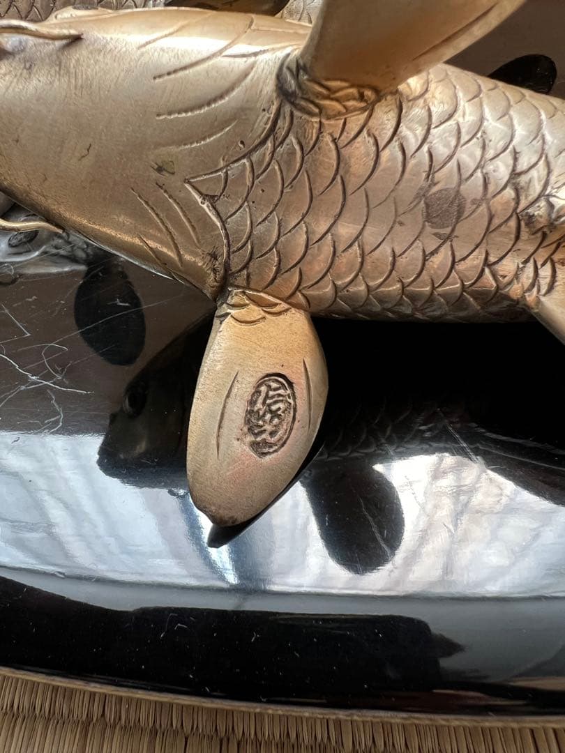 鯉の置物　金工師岩坪信光作　金属工芸品　鯉　縁起物　置物　信光　台座付き