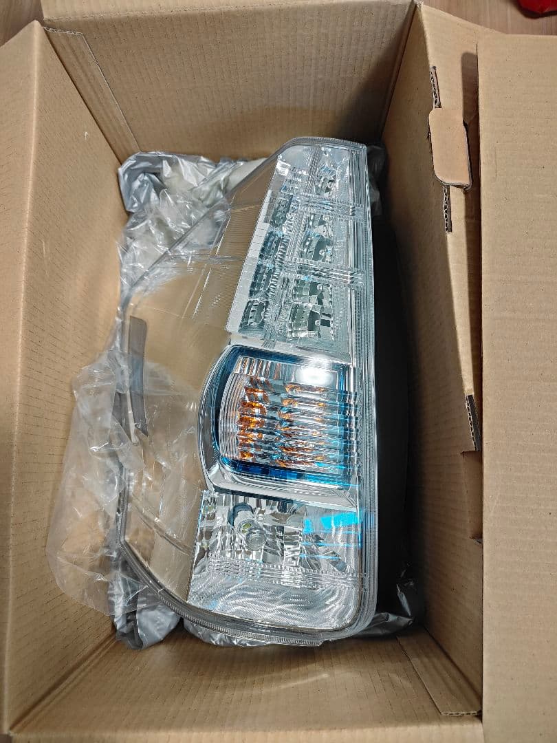 【値下中】プリウスα前期　寒冷地仕様　純正テール左右