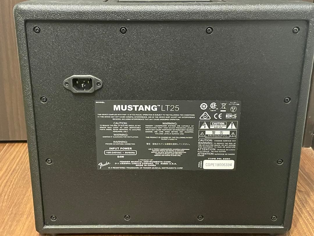 FenderMustang LT25、behringer ULTRAL