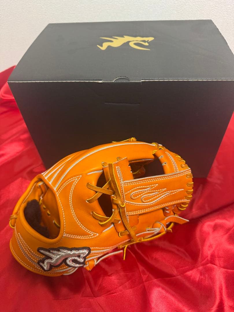 RYU硬式グラブ　内野手用　（数量限定モデル）（銀ラメ　ラベル）未使用