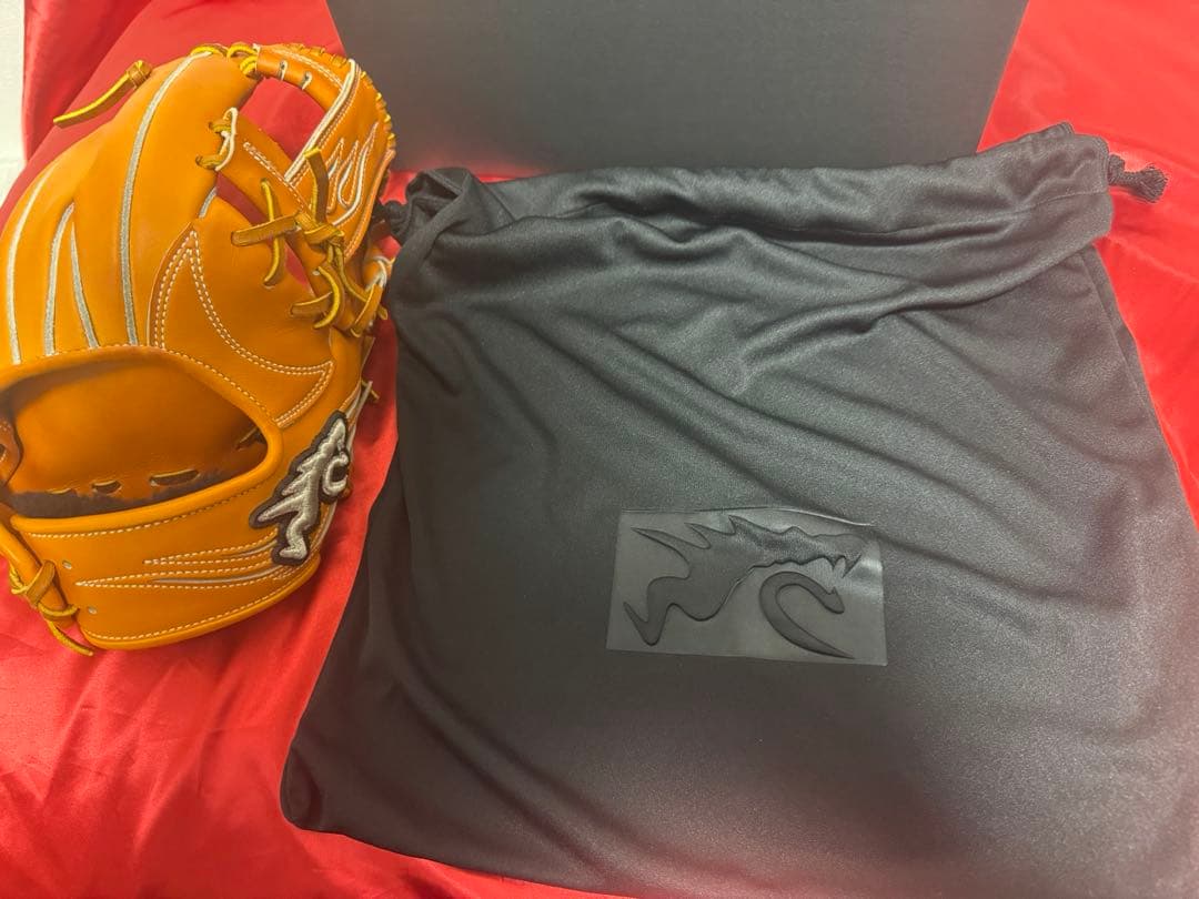 RYU硬式グラブ　内野手用　（数量限定モデル）（銀ラメ　ラベル）未使用