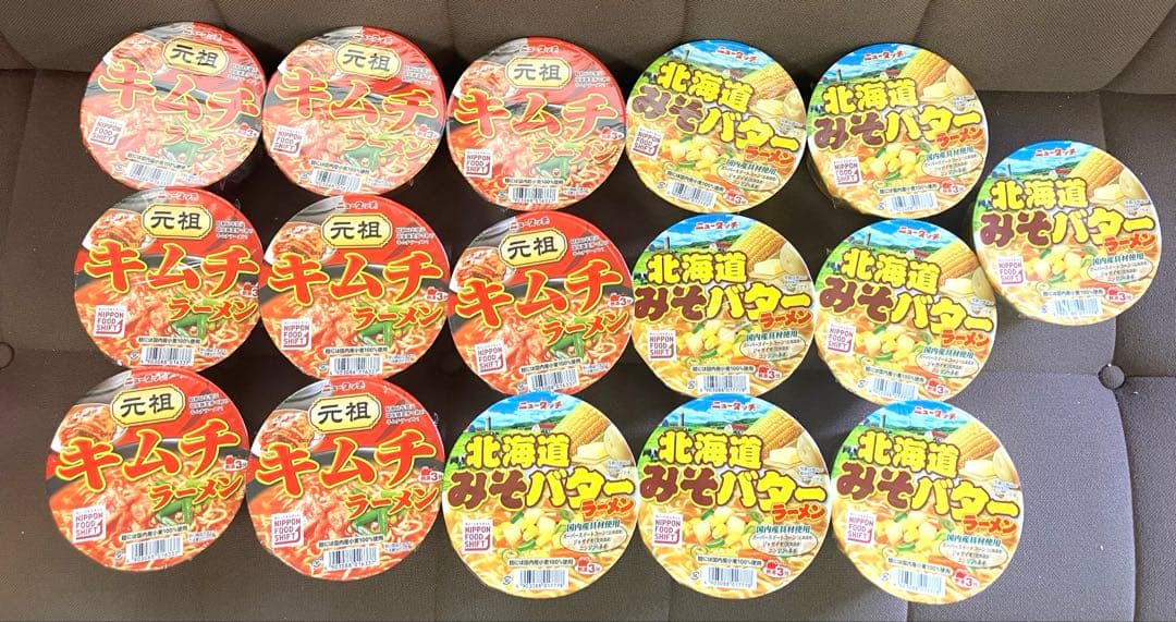 カップ麺　お菓子　ゼリーなどの販売です。