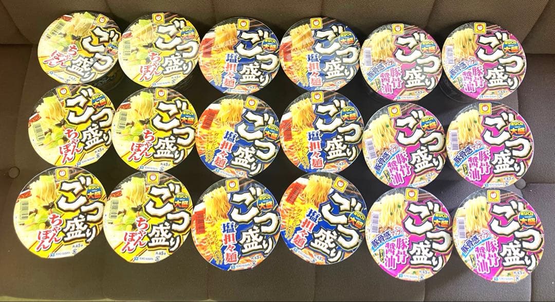 カップ麺　お菓子　ゼリーなどの販売です。