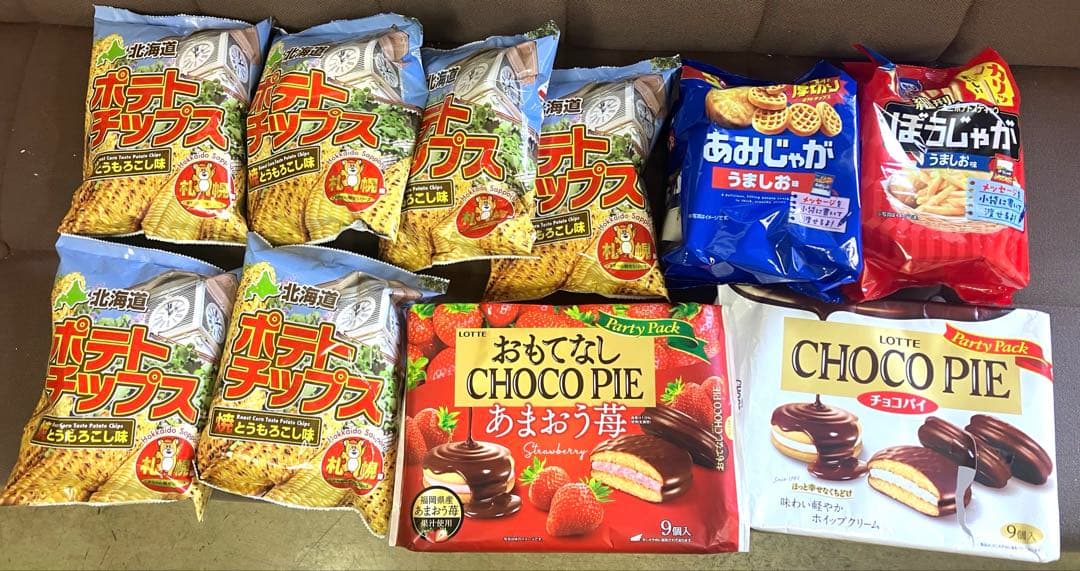 カップ麺　お菓子　ゼリーなどの販売です。