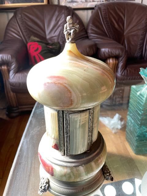 装飾的なオニキスランプスタンド