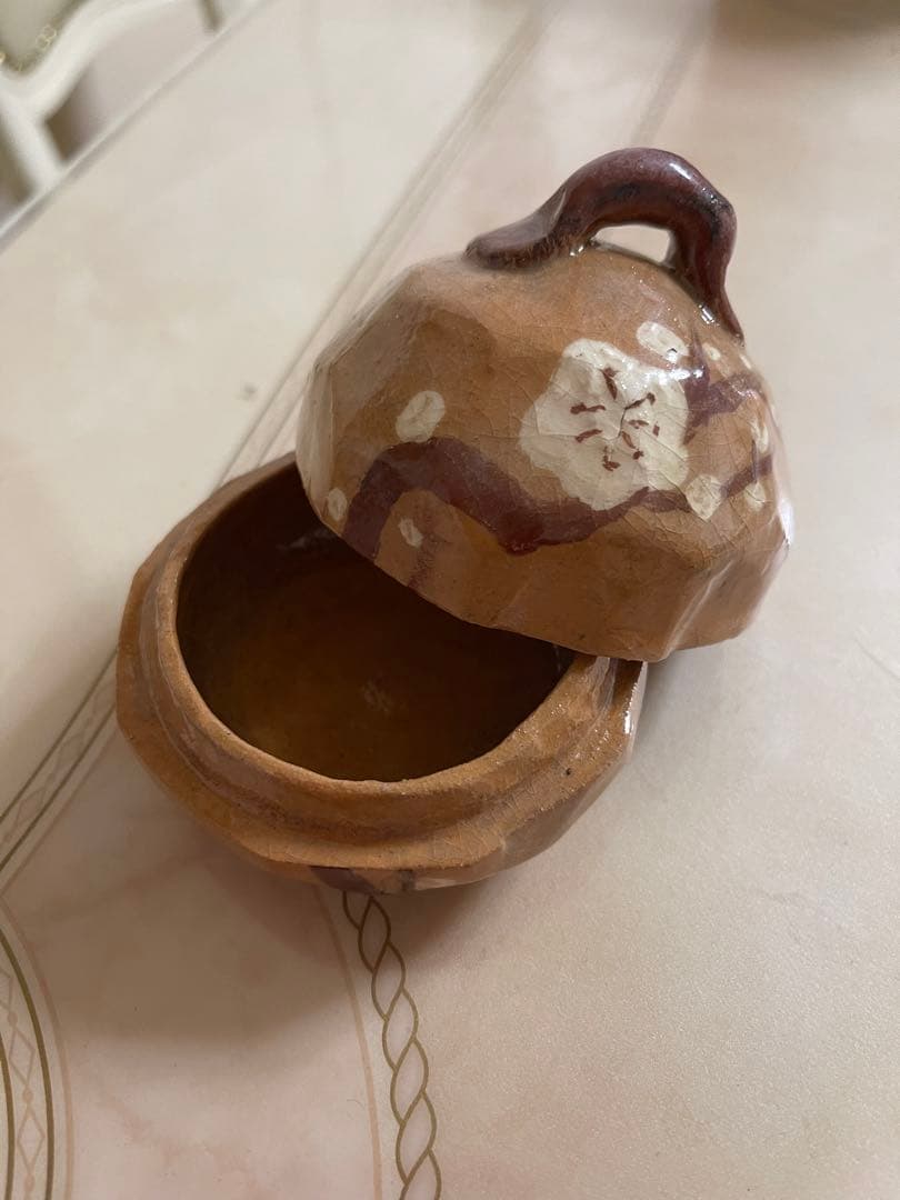 鶴巻宗富　香合　赤楽　梅