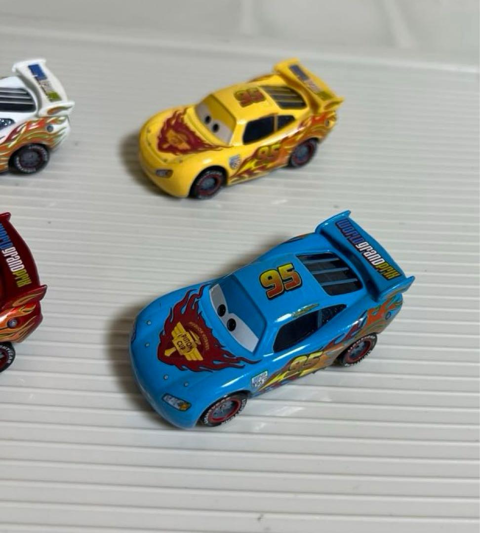 カーズ、マテル、ミニカー、マックィーン、黄色、青、白