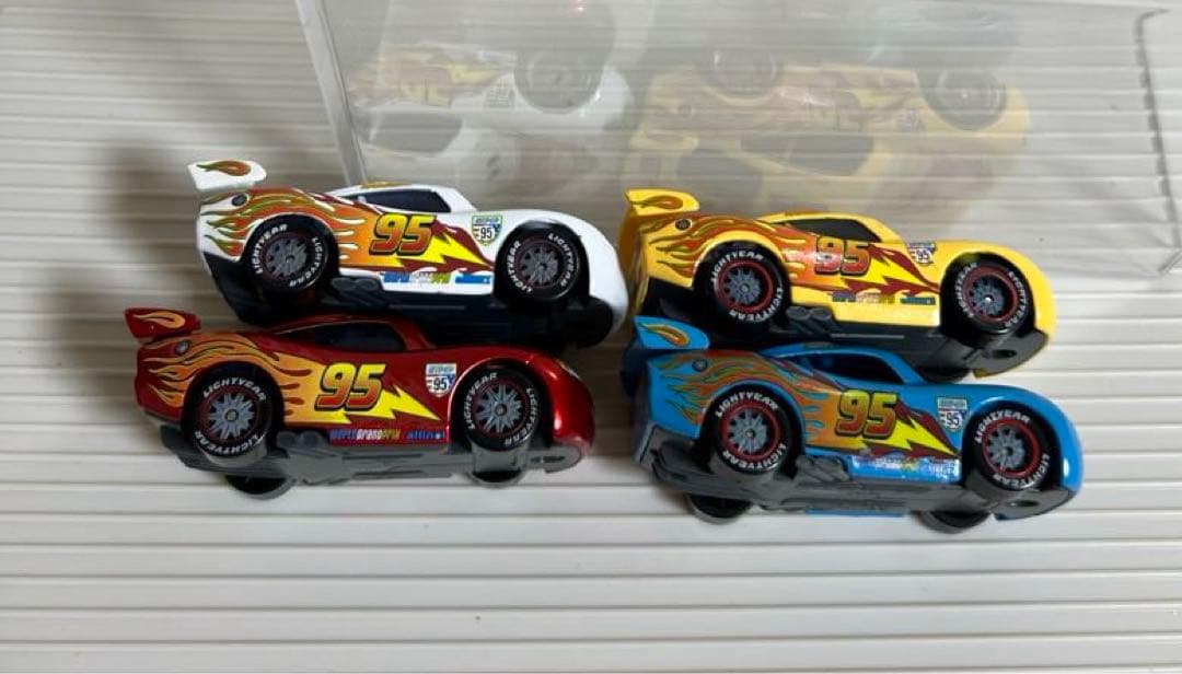 カーズ、マテル、ミニカー、マックィーン、黄色、青、白