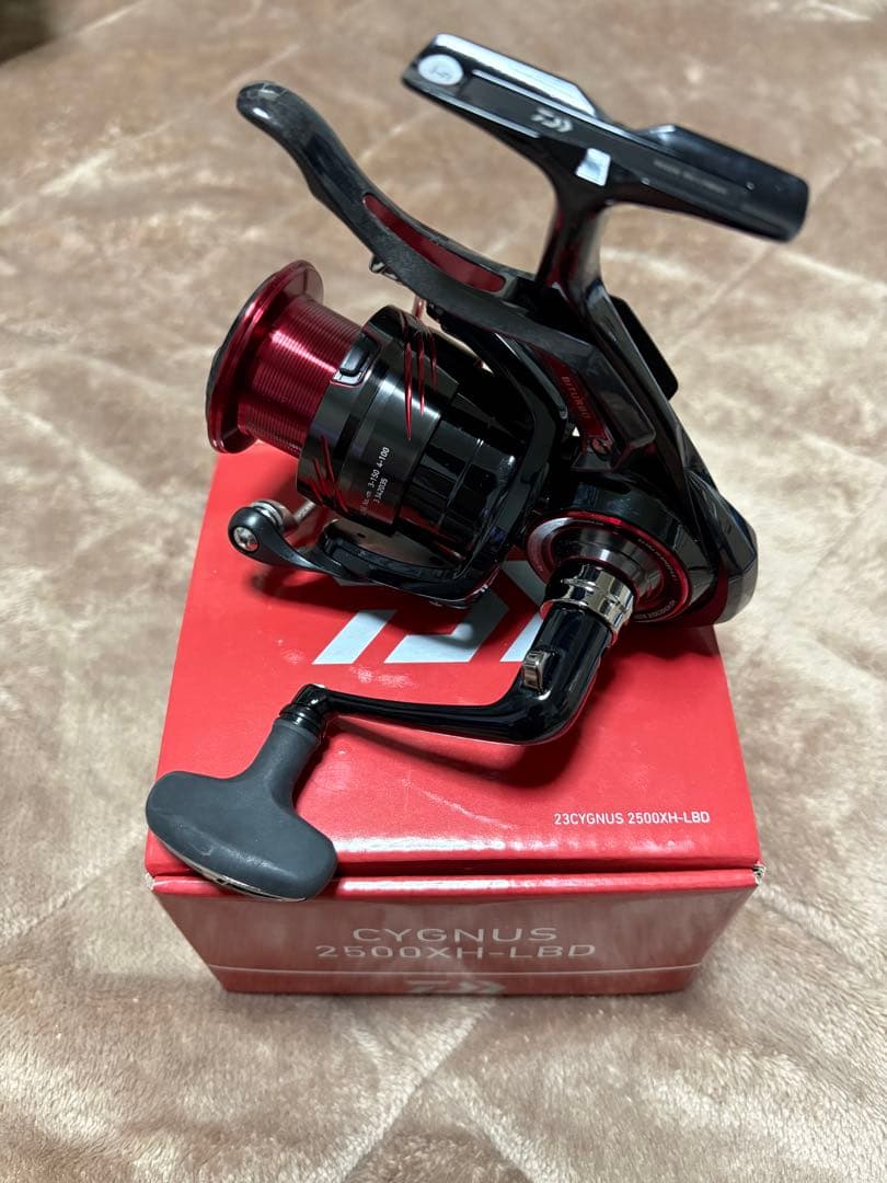 美品 DAIWA 23CYGNUS 2500XH-LBD スピニングリール