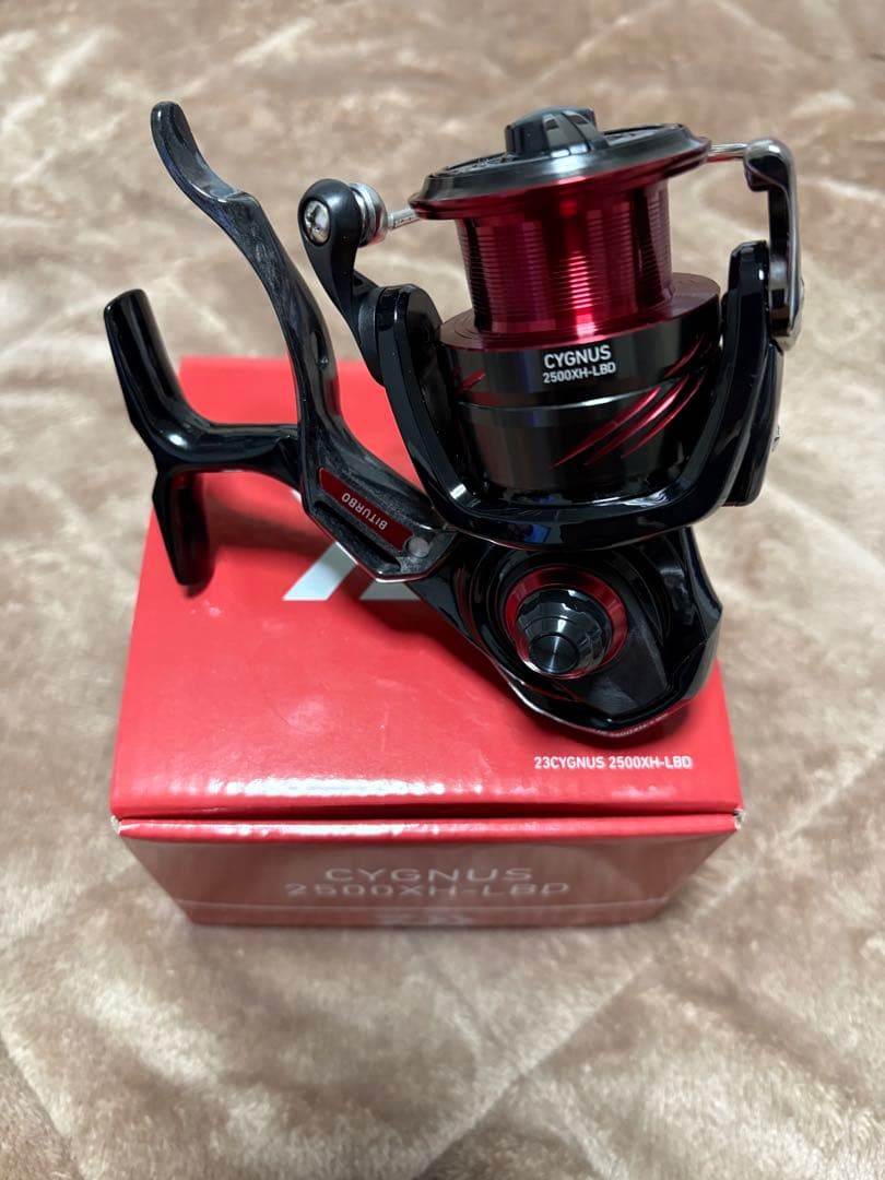 美品 DAIWA 23CYGNUS 2500XH-LBD スピニングリール