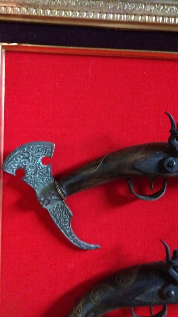 アンティークピストルセット　装丁済み　額縁