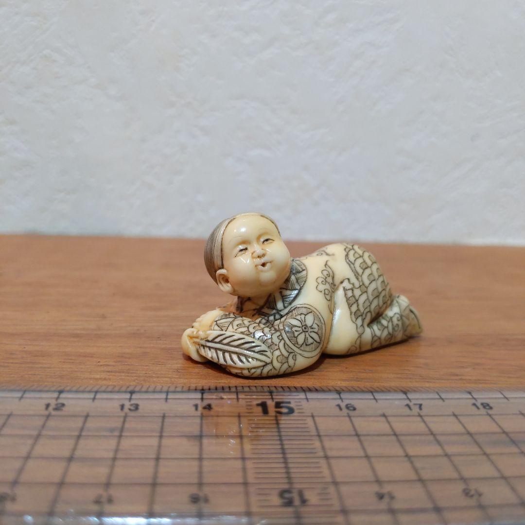 時代提げ物 人物根付 天然素材 在銘【ハイハイ童子】幅約4.8cm 重さ約20ｇ