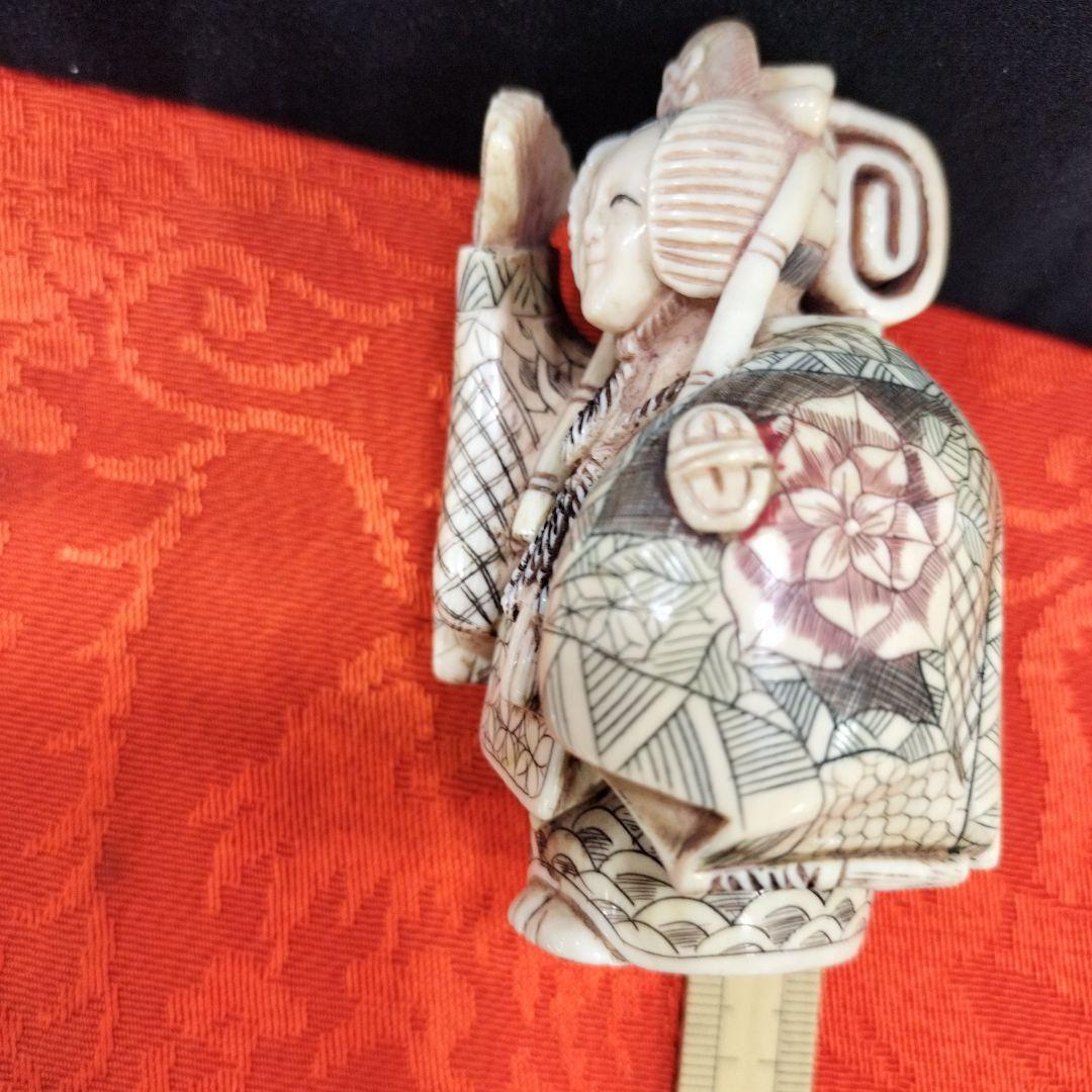 日本の扇子を持つ人形