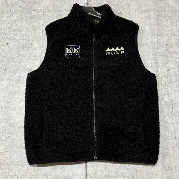 muta marine フリースベスト バックビッグロゴ ブラック ムータマリン