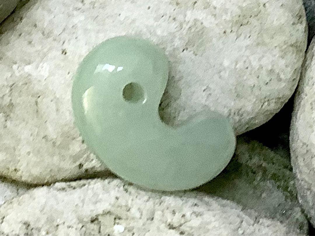 ✳摩訶不思議なお守り　糸魚川翡翠勾玉　極上高額材料使用　本物天然ひすいのお守り‼️