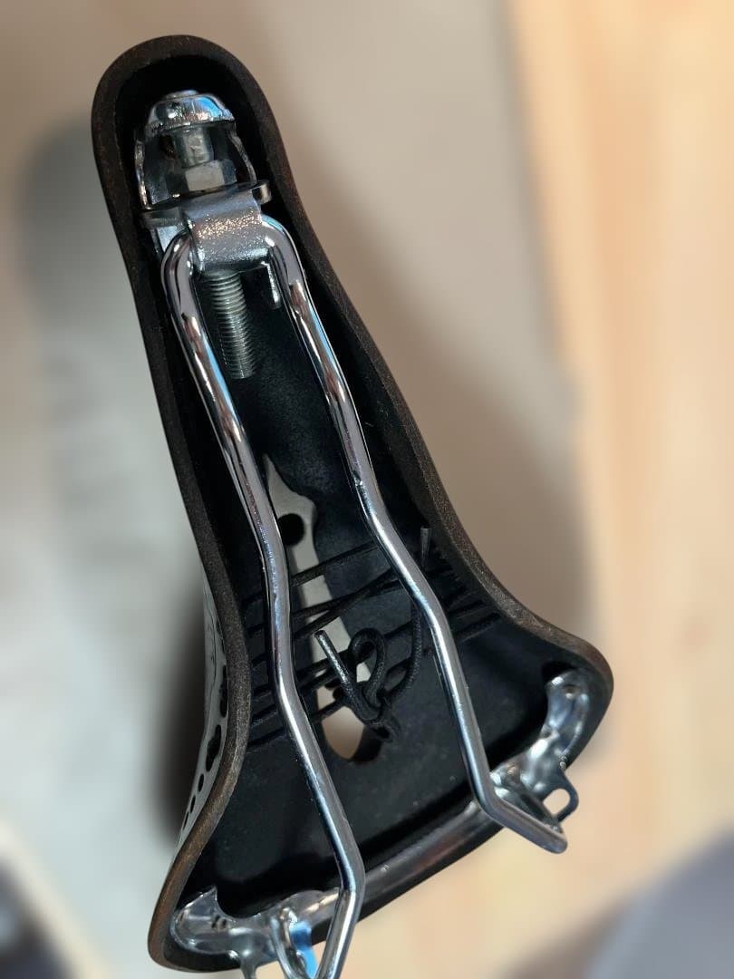 BROOKS B17 CARVED レザーサドル