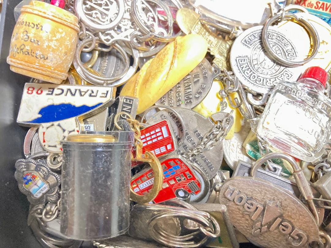 【ずっしり】フレンチキーホルダー1.8kg超 / 103個｜広告キーホルダー