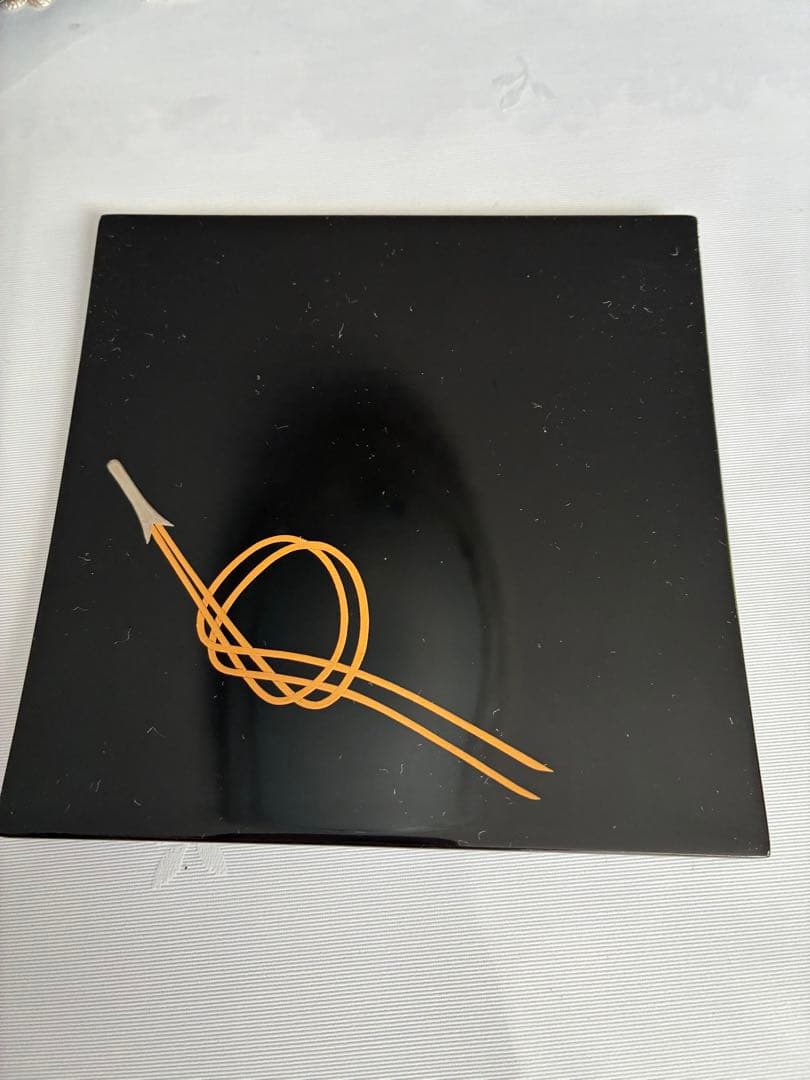 能登輪島塗 本堅地布着請合 漆器の黒色皿 金色模様付き