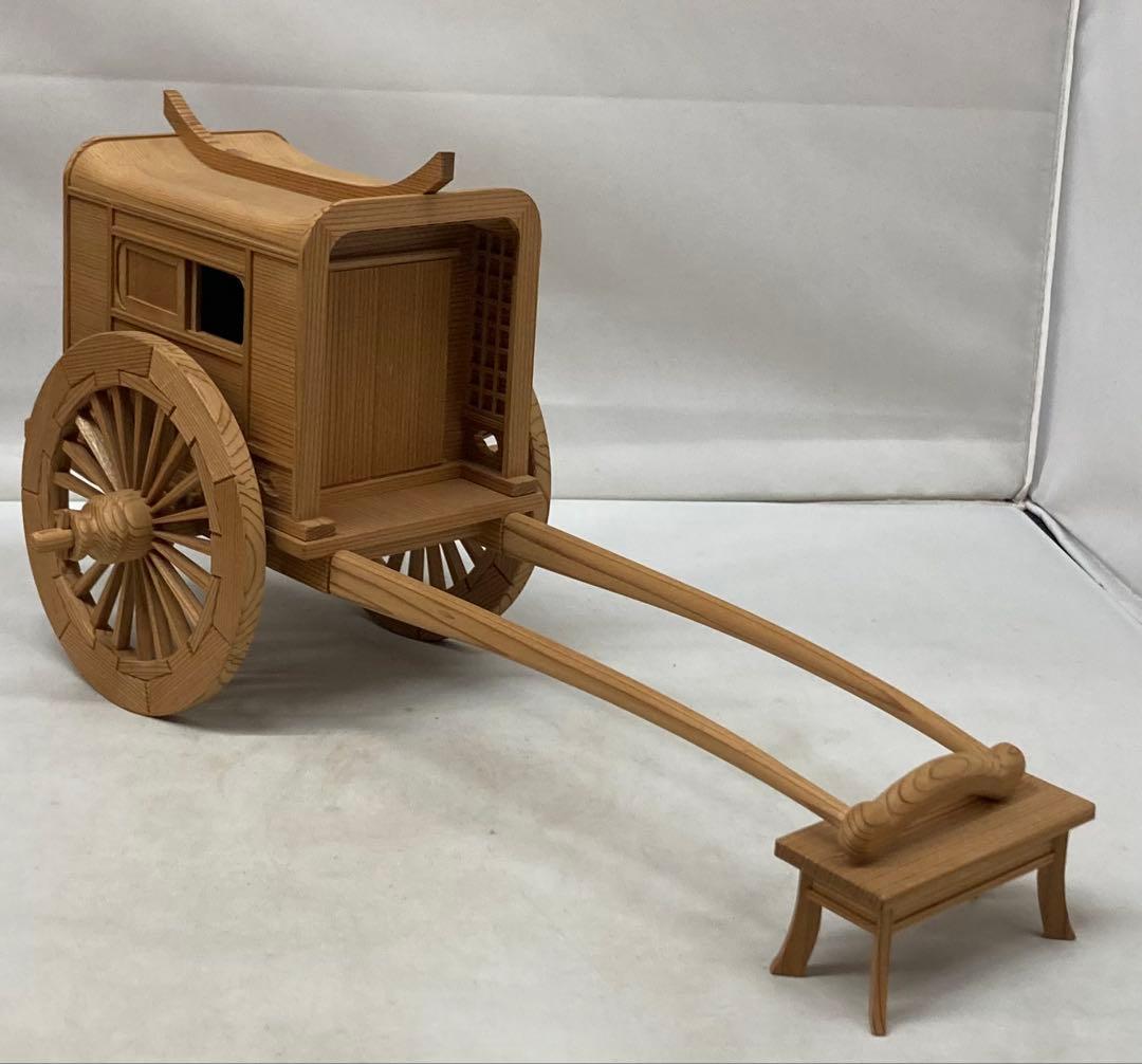 B535b 木地造 御所車置物　作者不詳　貴人乗り物　牛車　屋形車