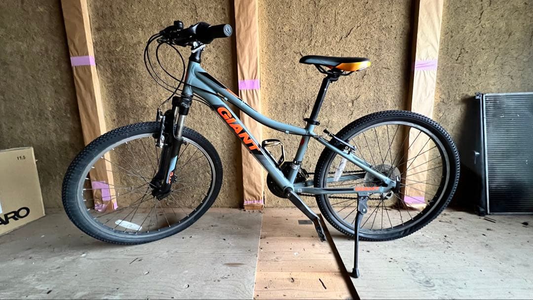 GIANT ジュニアスポーツバイク 24インチ グレー