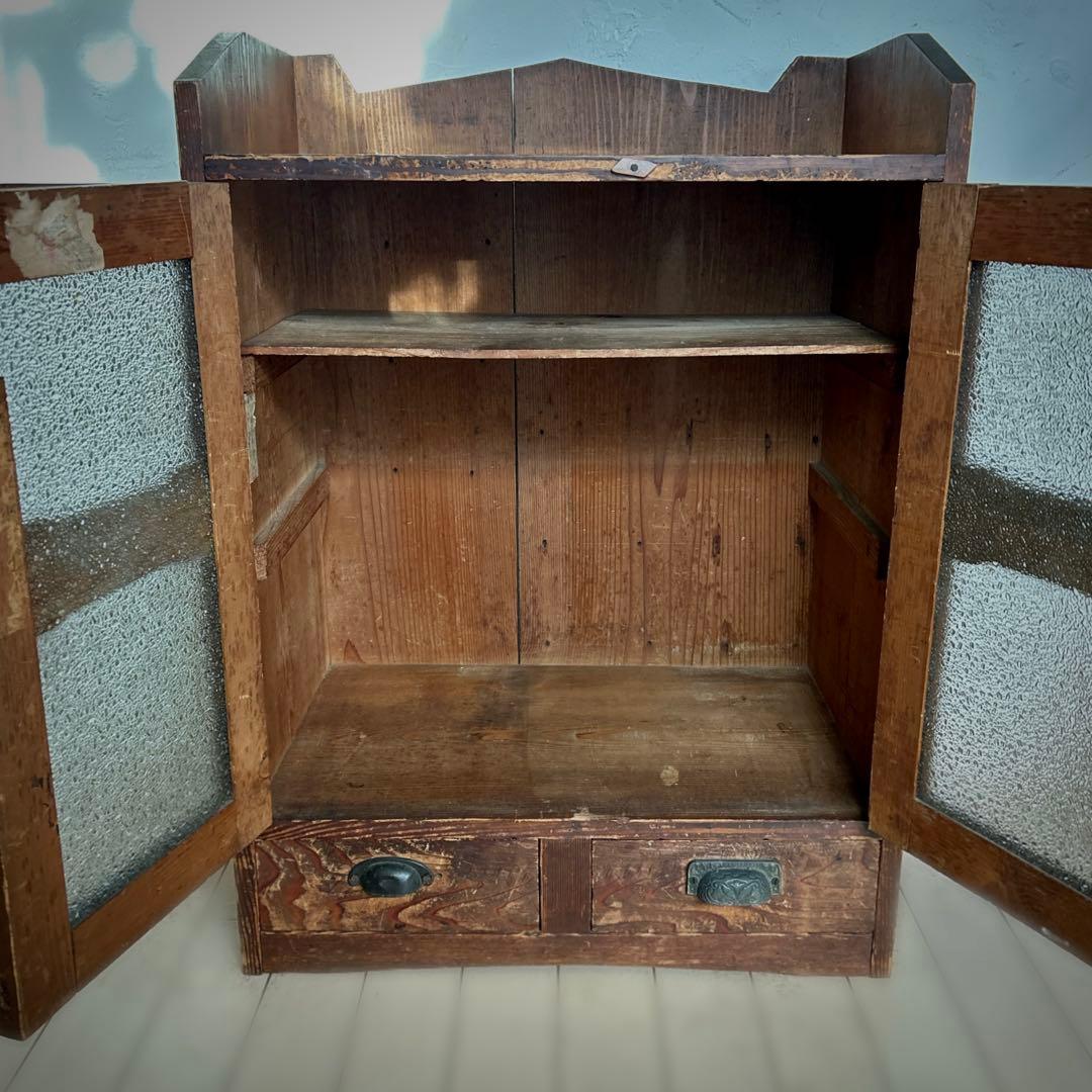 小柄な古家具の棚