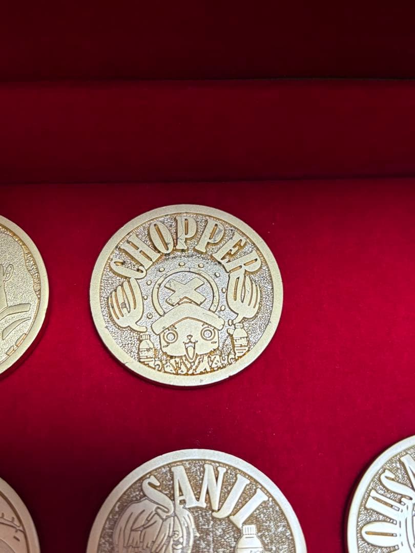 いろはす　ワンピースゴールドメダルバッジ　コンプリートBOX 希少