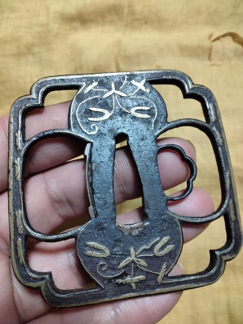 ♦最終価格♦鉄鍔　鐔(応仁　勝軍草象嵌隅切木瓜大透)室町〜桃山　佐藤寒山箱付き