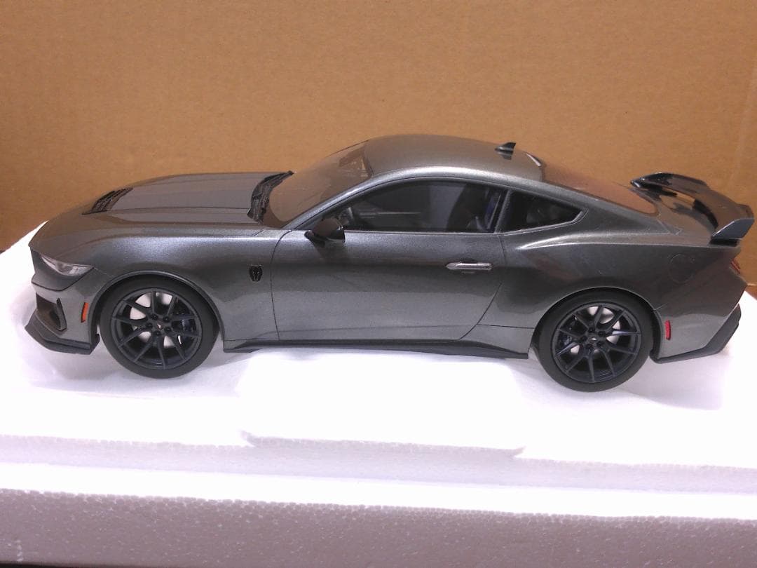 1/18 フォード マスタング ダークホース 2024(カーボナイズドグレー)