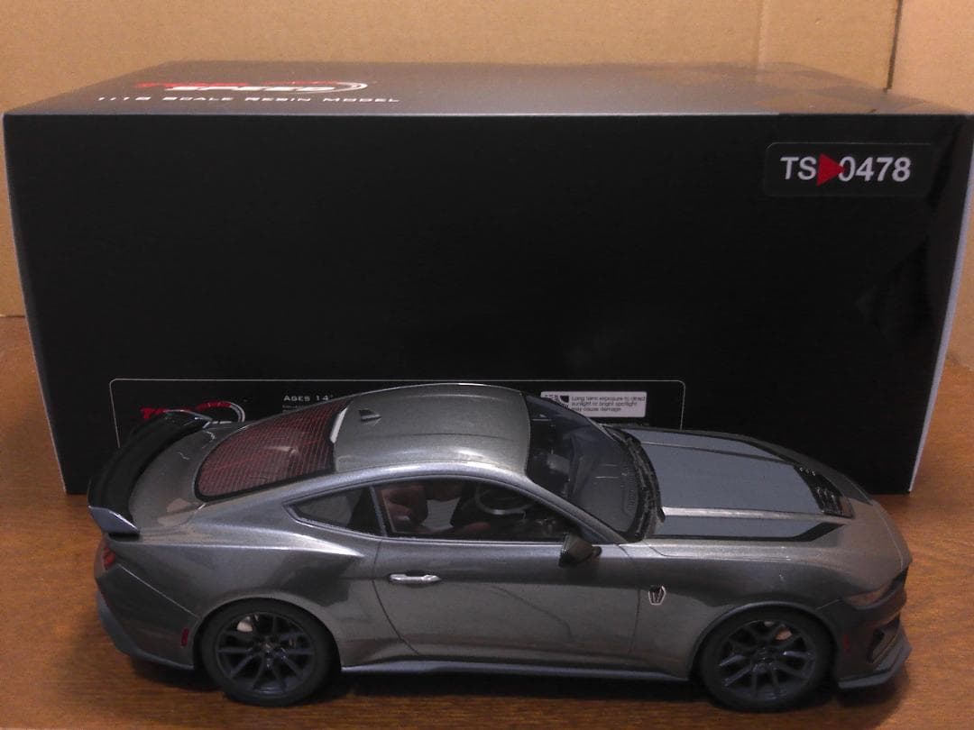 1/18 フォード マスタング ダークホース 2024(カーボナイズドグレー)