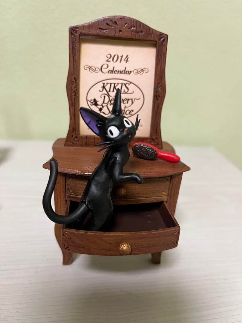 ジジ　魔女の宅急便　　カレンダー　アンティークドレッサー