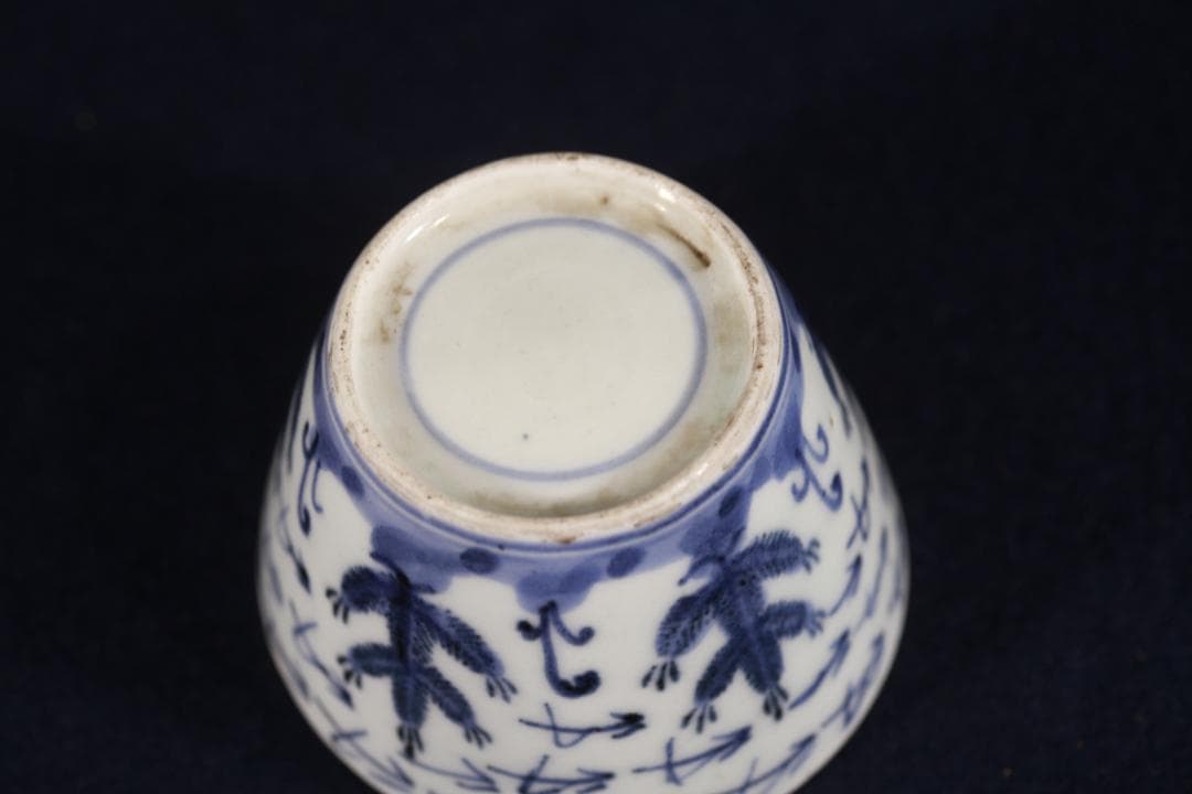 326 古伊万里染付松松葉吹雪図蕎麦猪口　江戸前期