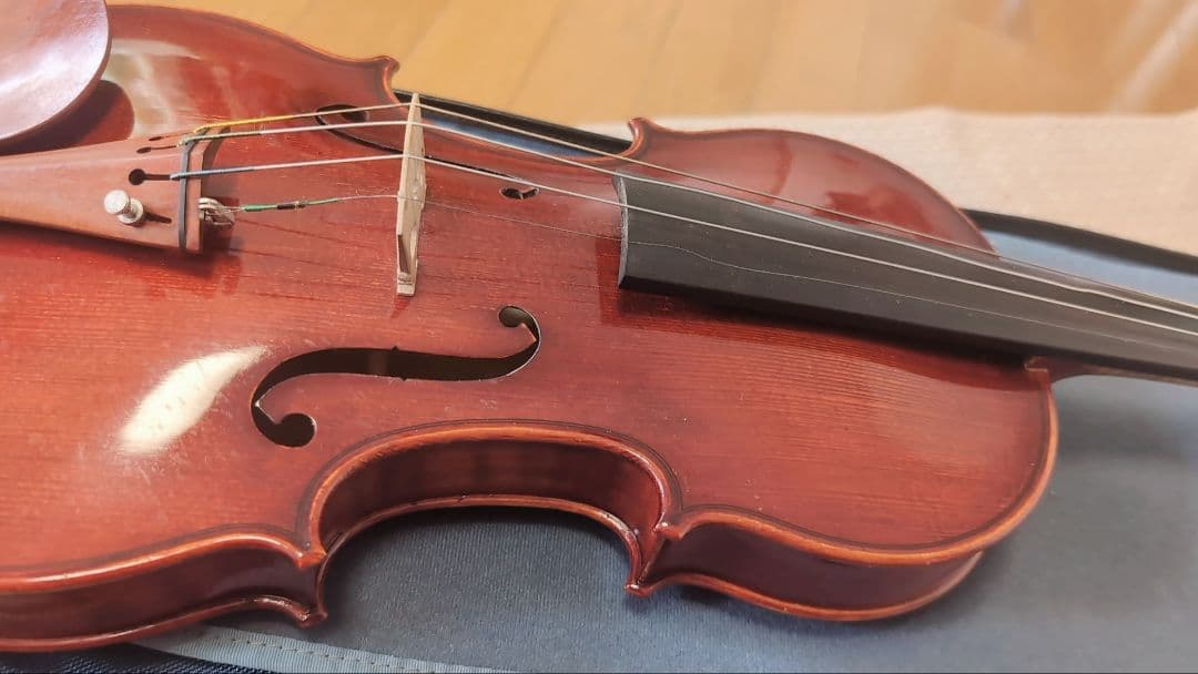 バイオリン本体 、弓、ケースほか　カバーにアーティストの直筆サイン有り