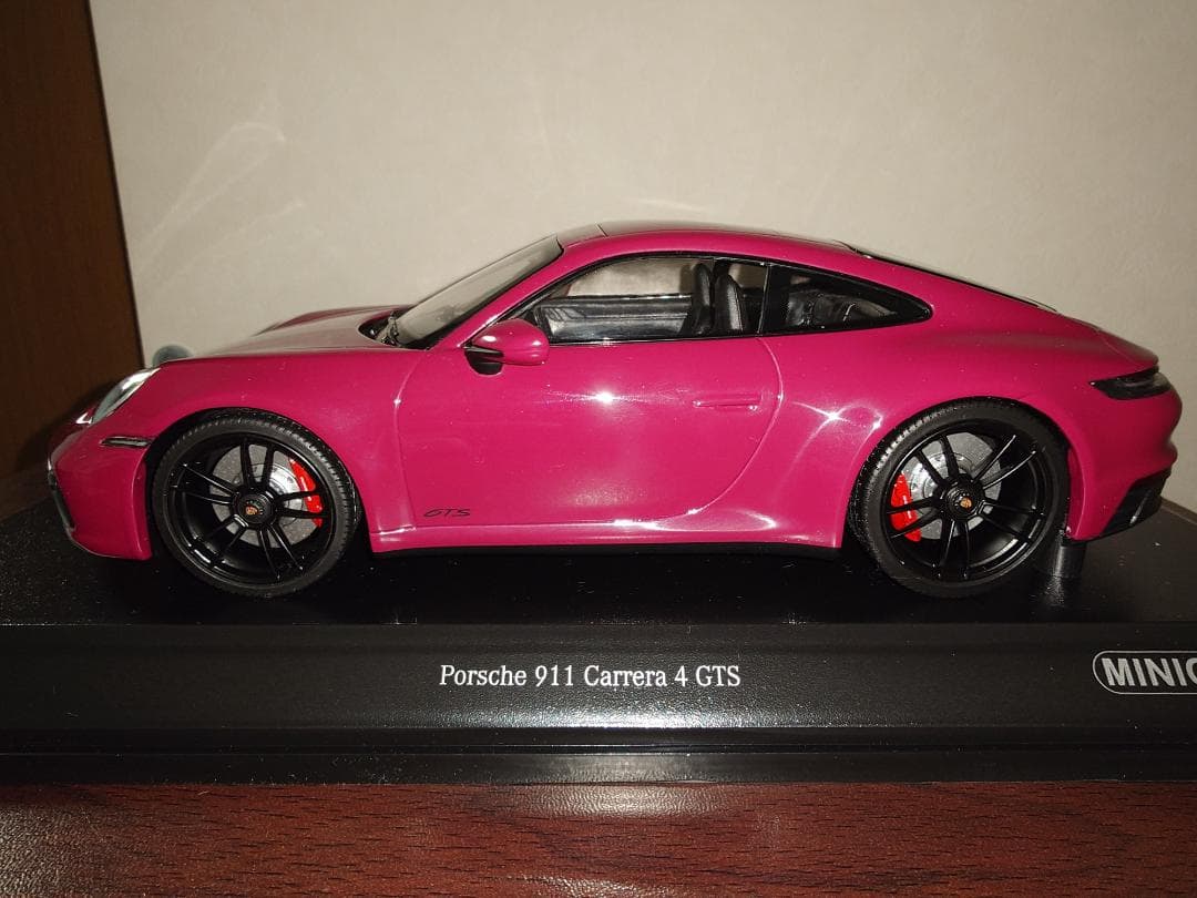 ミニチャンプス 1/18 ポルシェ 911 カレラ 4 GTS ルビースター