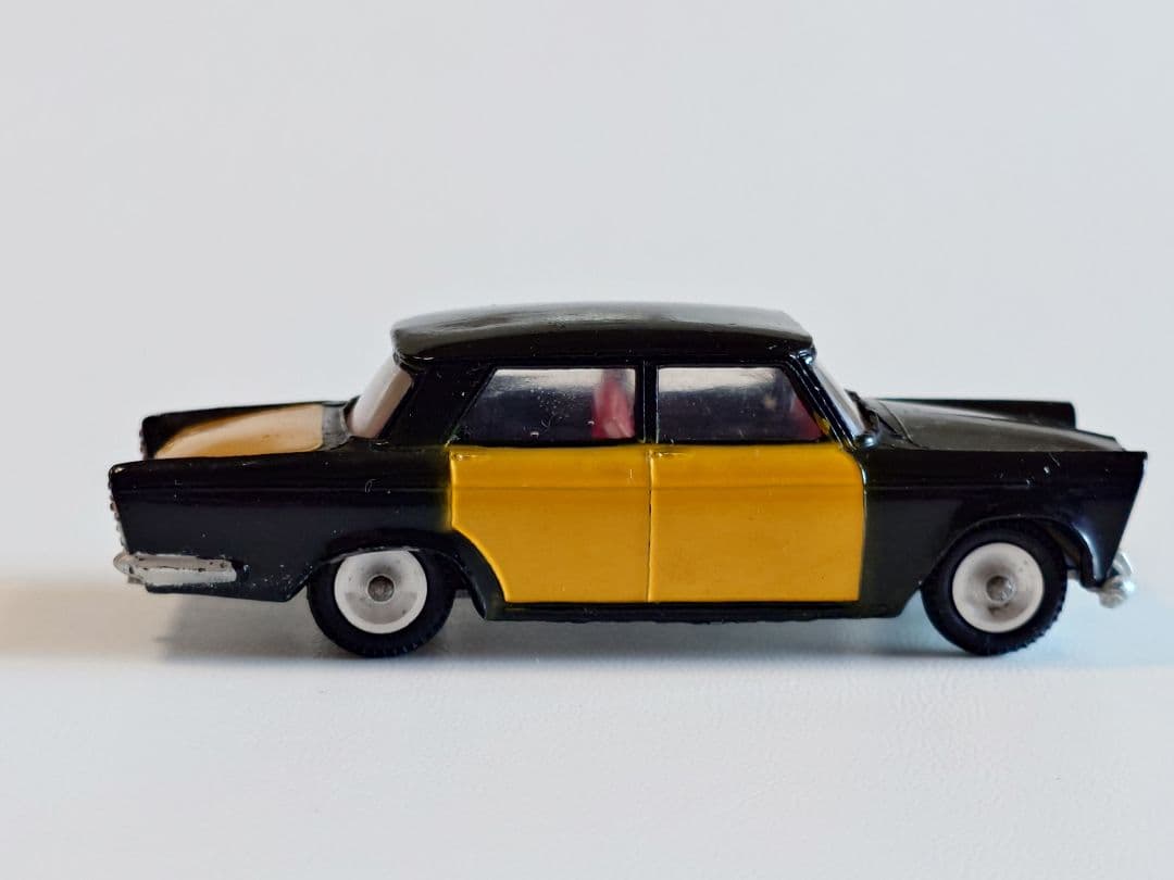 ミニカー Dalia Solido NO.8 SEAT 1500 NO.9 RENAULT