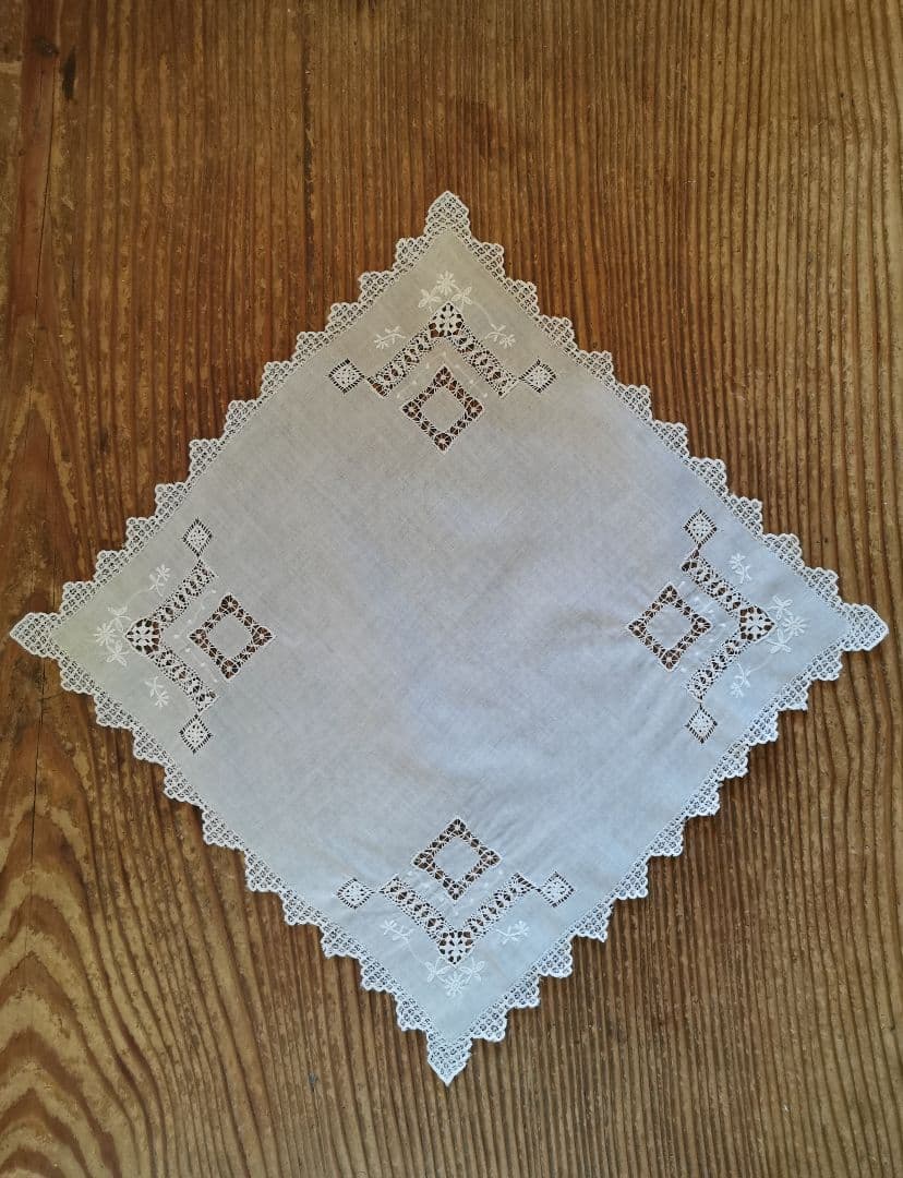 アンティーク ドローン&ニードルワーク リネンクロスハンカチ 総刺繍スカラップ✵