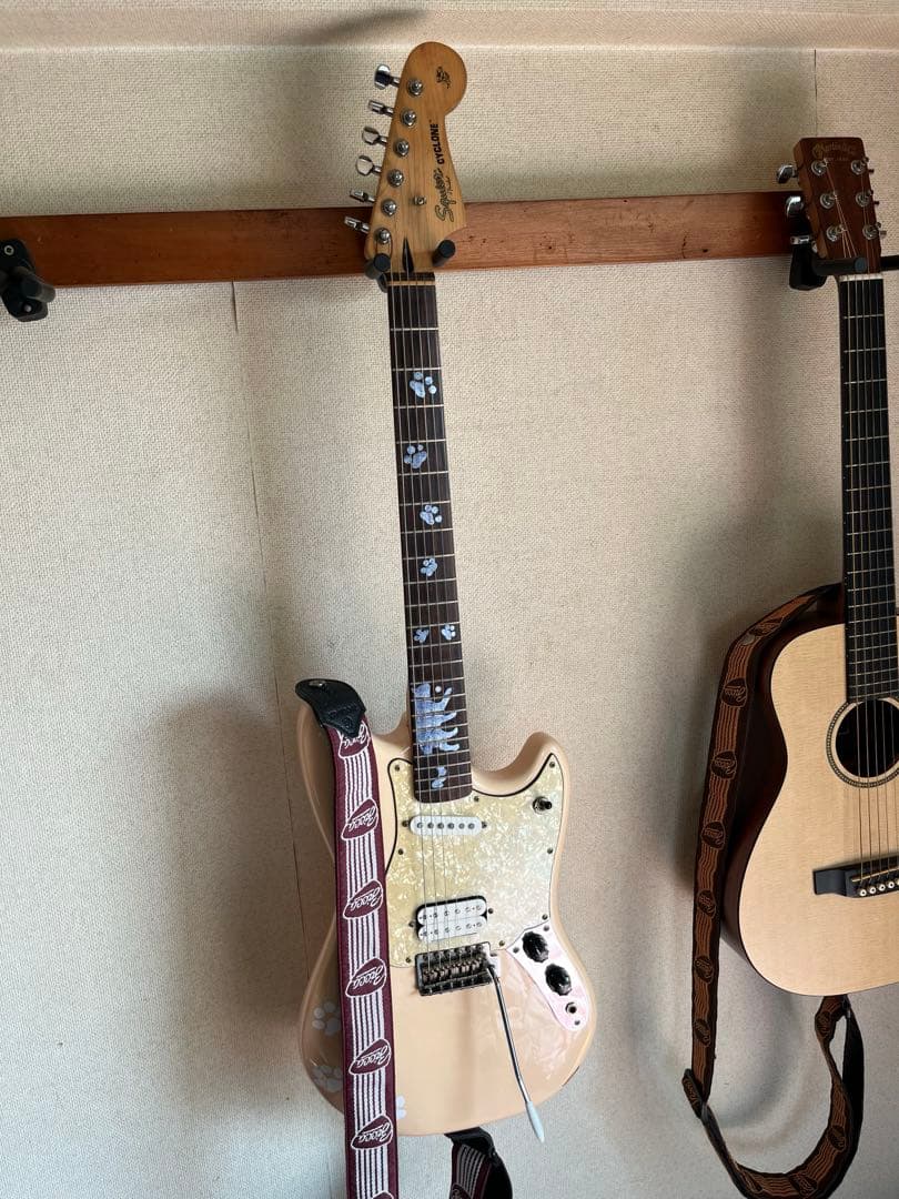 値下げFender ムスタング　サイクロン希少色シェルピンク？Charストラップ